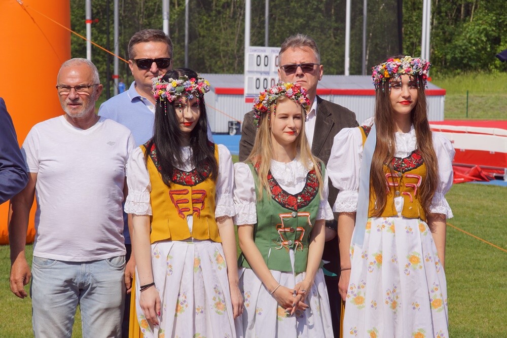 Kilkaset uczniów z rudzkich szkół bierze udział w XXX Lekkoatletycznych Igrzyskach Sportowych, które odbywają się na stadionie lekkoatletycznym.