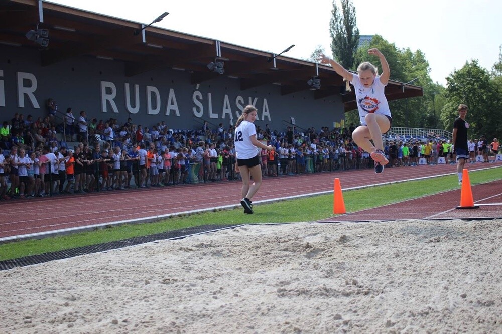 Kilkaset uczniów z rudzkich szkół bierze udział w XXX Lekkoatletycznych Igrzyskach Sportowych, które odbywają się na stadionie lekkoatletycznym.