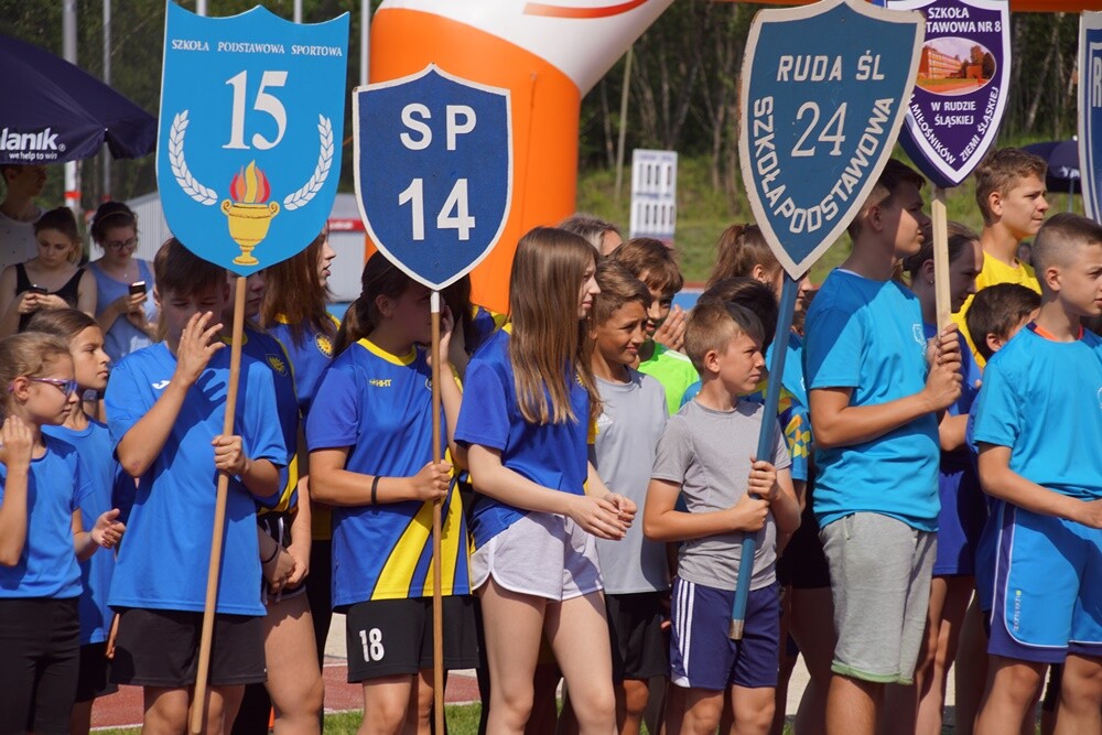 Kilkaset uczniów z rudzkich szkół bierze udział w XXX Lekkoatletycznych Igrzyskach Sportowych, które odbywają się na stadionie lekkoatletycznym.