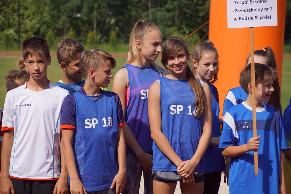 Kilkaset uczniów z rudzkich szkół bierze udział w XXX Lekkoatletycznych Igrzyskach Sportowych, które odbywają się na stadionie lekkoatletycznym.