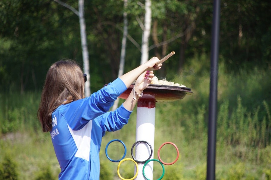 Kilkaset uczniów z rudzkich szkół bierze udział w XXX Lekkoatletycznych Igrzyskach Sportowych, które odbywają się na stadionie lekkoatletycznym.