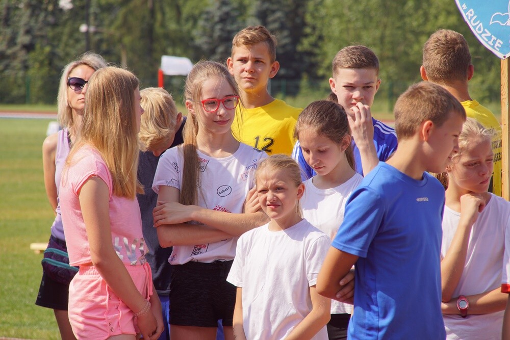 Kilkaset uczniów z rudzkich szkół bierze udział w XXX Lekkoatletycznych Igrzyskach Sportowych, które odbywają się na stadionie lekkoatletycznym.