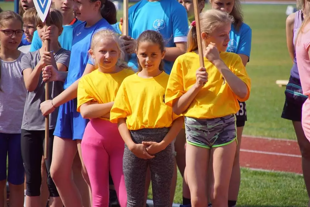 Kilkaset uczniów z rudzkich szkół bierze udział w XXX Lekkoatletycznych Igrzyskach Sportowych, które odbywają się na stadionie lekkoatletycznym.