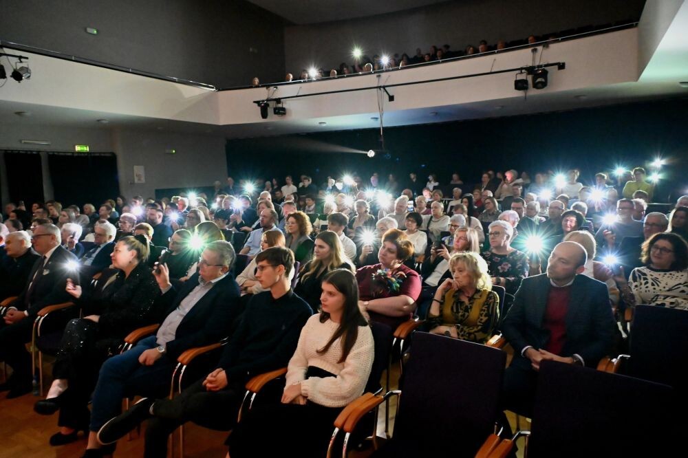 Zaduszki Artystyczne – chwile wzruszeń i zadumy w bielszowickim Domu Kultury/fot. FB Michał Pierończyk