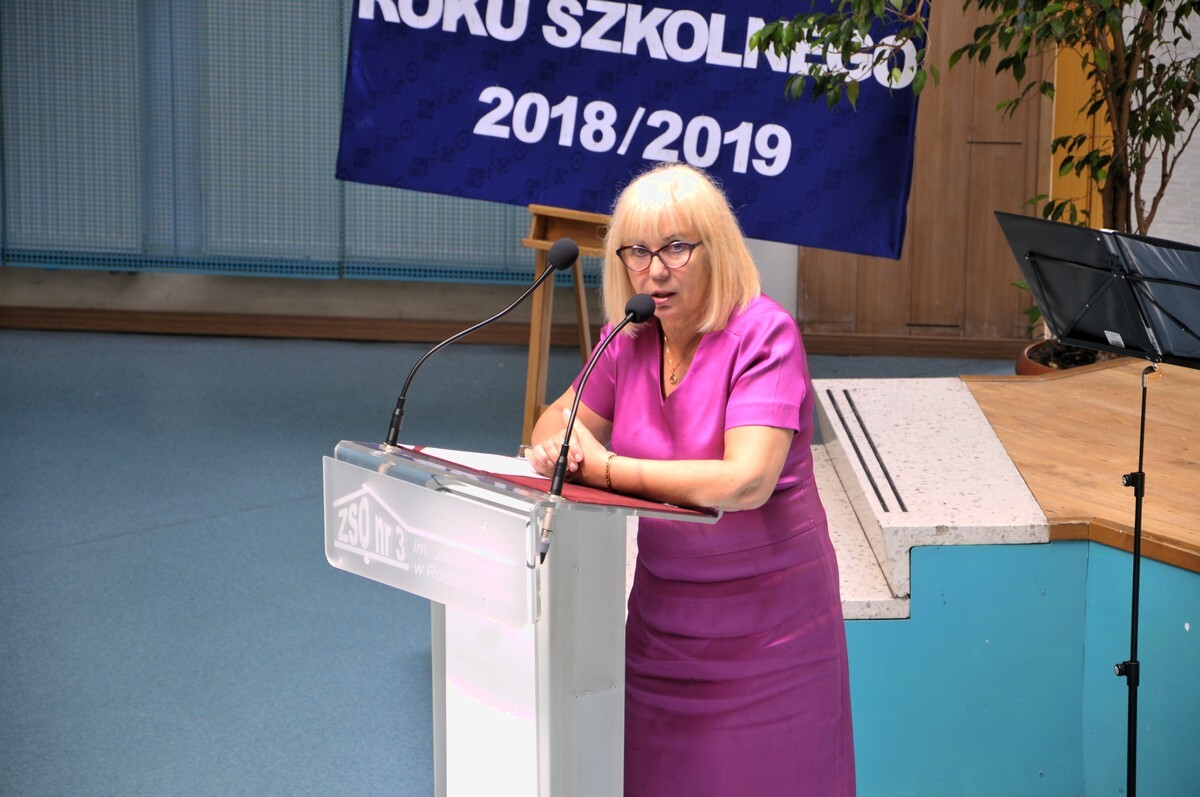 W auli Zespołu Szkół Ogólnokształcących nr 3 w Rudzie Śląskiej odbyło się oficjalne zakończenie i podsumowanie roku szkolnego, w którym udział wzięli dyrektorzy rudzkich placówek oświatowych oraz władze miasta.