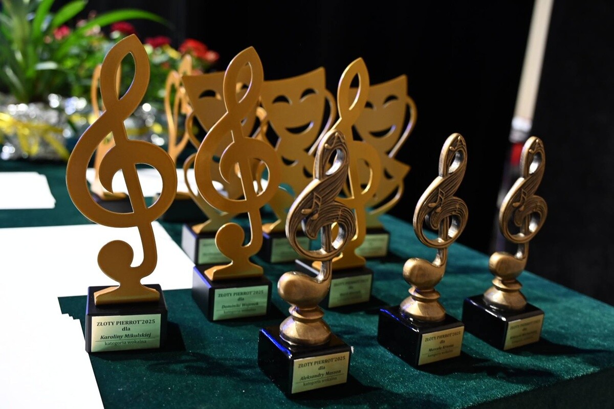 Podczas uroczystego zakończenia sezonu artystycznego Rudzkiego Teatru Pierro, prezydent Michał Pierończyk został uhonorowany symboliczną statuetką i tytułem „Przyjaciela Teatru”. / fot. UM Ruda Śląska