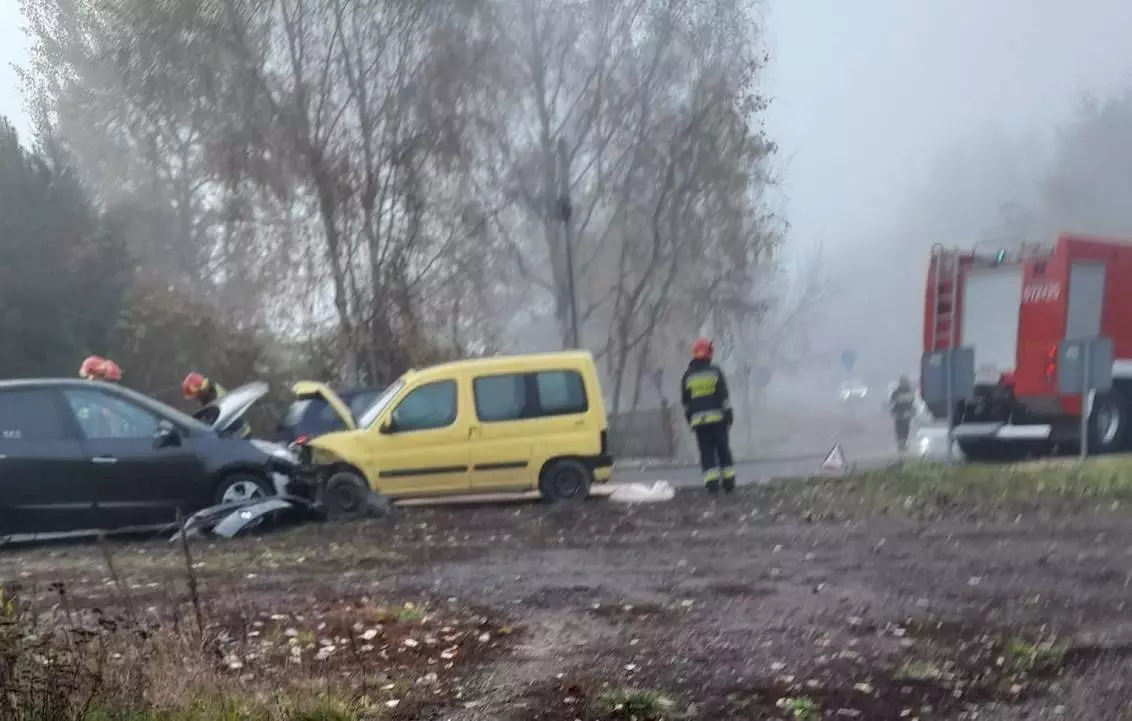 Zderzenie dwóch pojazdów na ul. Starej. Jedna osoba przetransportowana do szpitala / fot. Czytelnik