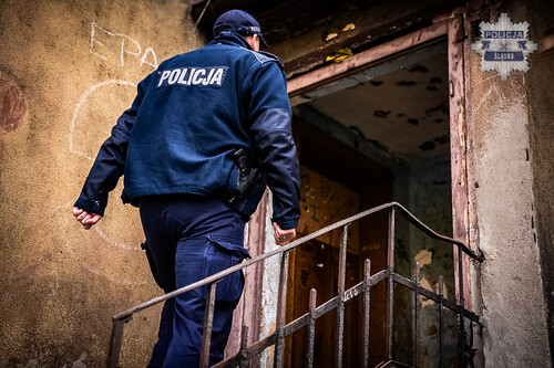 Zima nie wybacza obojętności. Jeden telefon może ocalić życie